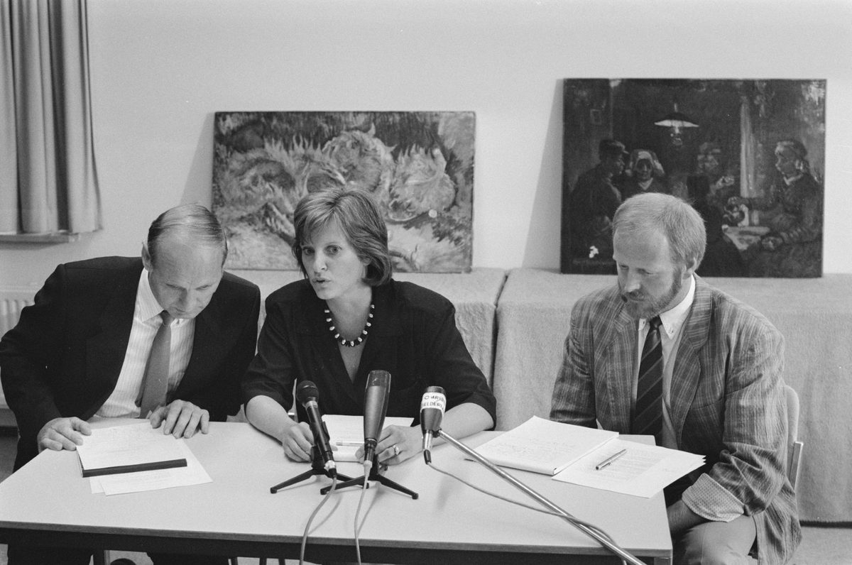 Tijdens de persconferentie v.l.n.r. politievoorlichter Reus, persvoorlichter off, Bestanddeelnr 934-4827